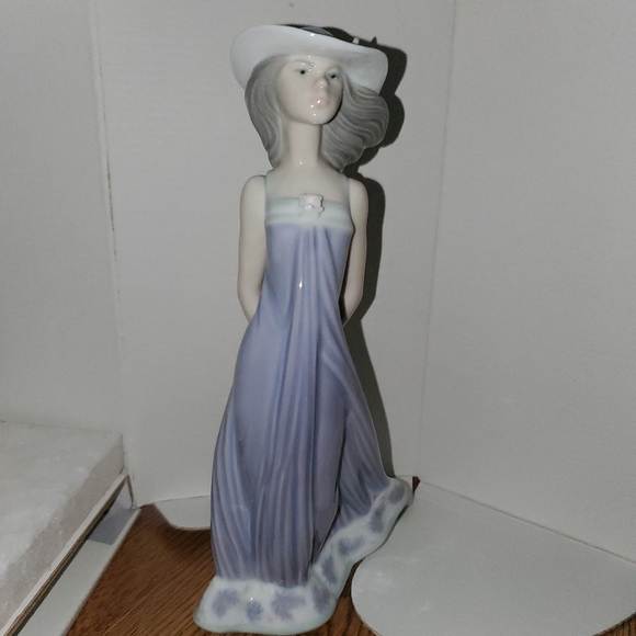 Lladro Susan #05644 - Picture 1 of 11